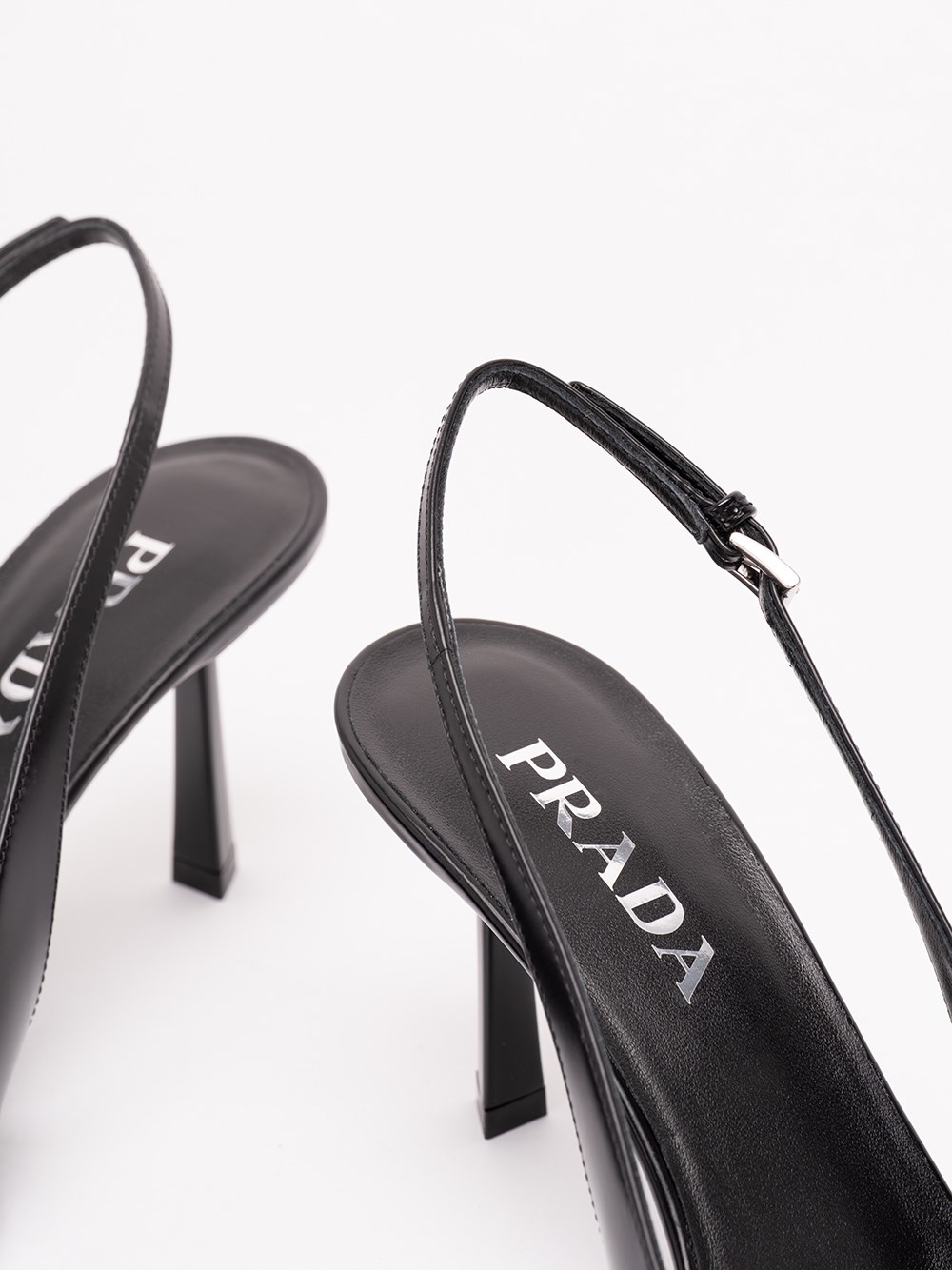 PRADA 브러시드 레더 슬링백 펌프스